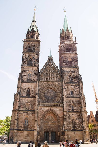 Saint Lawrence cathedral on the blue sky background. Medieval gothic church in Nuremberg, Bavaria, Germany - Foto, Imagen