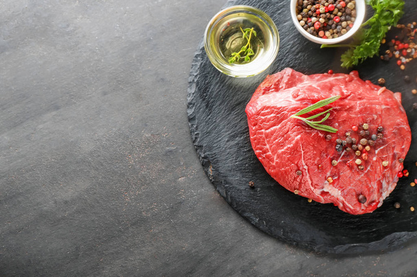 Čerstvé syrové maso s kořením na břidlicové desky - Fotografie, Obrázek