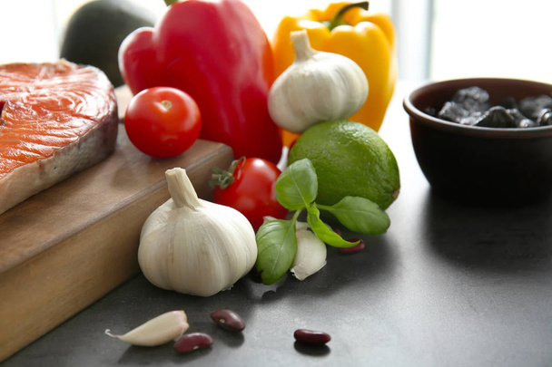 Различные здоровые продукты на столе
 - Фото, изображение