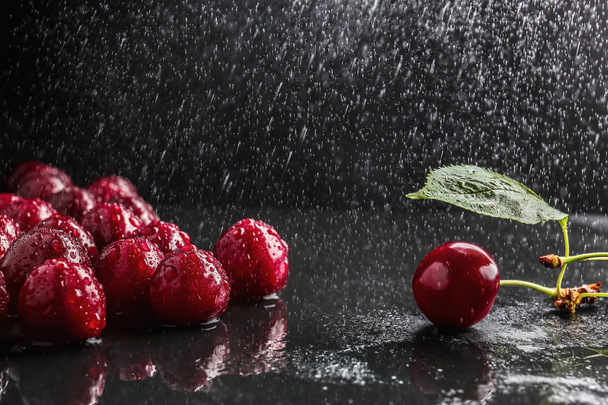 Gustose ciliegie con gocce d'acqua sul tavolo bagnato sullo sfondo scuro
 - Foto, immagini