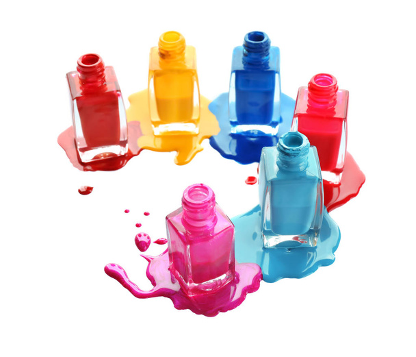 Botellas abiertas de esmalte de uñas sobre fondo blanco
 - Foto, imagen