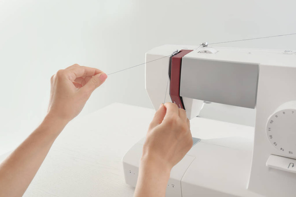 Máquina de coser de rosca hembra sastre
 - Foto, imagen