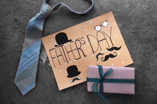 Composición con tarjeta de felicitación para el Día del Padre sobre fondo grunge
 - Foto, imagen