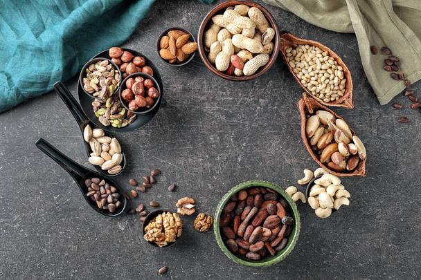 Koostumus eri pähkinät harmaalla pohjalla
 - Valokuva, kuva