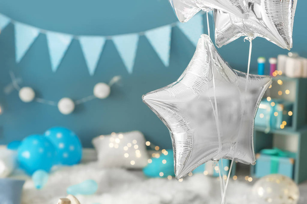 Palloncini d'aria in camera decorati per la festa di compleanno - Foto, immagini