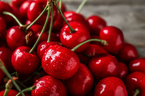 Ripe cherry with water drops, closeup - Foto, Bild