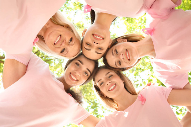 Hermosas mujeres de diferentes edades con cintas rosas al aire libre. Concepto de cáncer de mama
 - Foto, Imagen