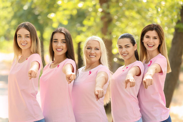 Όμορφες γυναίκες διαφόρων ηλικιών με ροζ κορδέλες σε εξωτερικούς χώρους. Έννοια του καρκίνου του μαστού - Φωτογραφία, εικόνα
