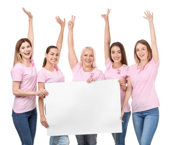 Όμορφες γυναίκες διαφόρων ηλικιών με ροζ κορδέλες κρατά αφίσα σε άσπρο φόντο. Έννοια του καρκίνου του μαστού - Φωτογραφία, εικόνα