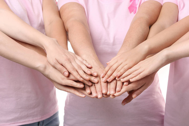 Mooie vrouwen van verschillende leeftijden samenstellen handen, close-up. Borst kanker concept - Foto, afbeelding