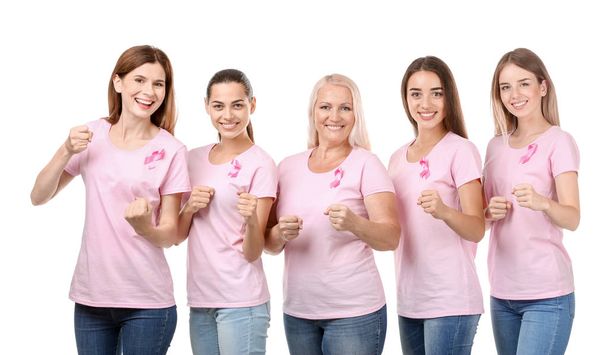 Mooie vrouwen van verschillende leeftijden met roze linten op witte achtergrond. Borst kanker concept - Foto, afbeelding