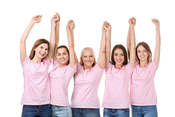 Mooie vrouwen van verschillende leeftijden met roze linten op witte achtergrond. Borst kanker concept - Foto, afbeelding