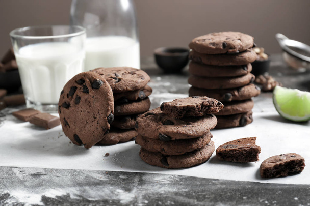 Biscoitos de chocolate saborosos na mesa cinza
 - Foto, Imagem