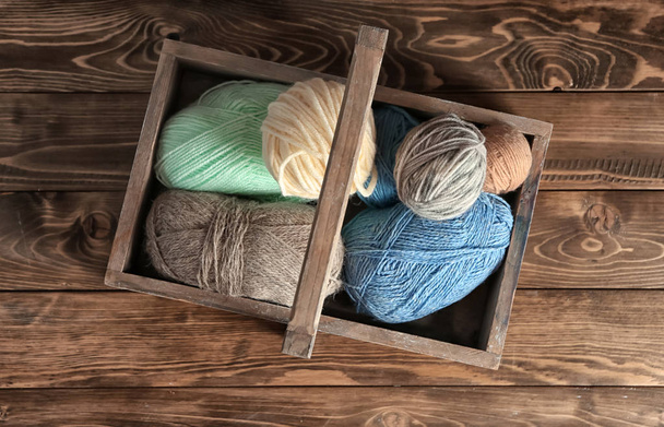 Panier avec fil à tricoter sur fond en bois
 - Photo, image