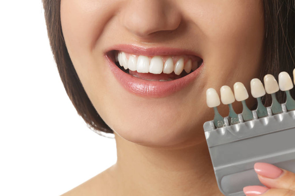 Gyönyörű fiatal nő, fogak színes minták fehér background - Fotó, kép