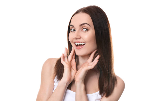 Bella giovane donna con denti sani su sfondo bianco - Foto, immagini