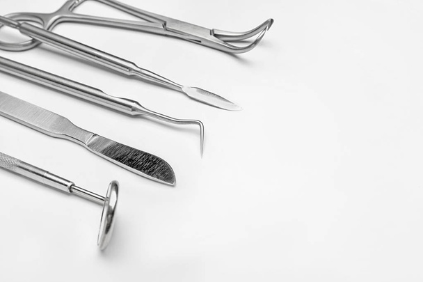 Werkzeuge des Zahnarztes auf weißem Hintergrund - Foto, Bild