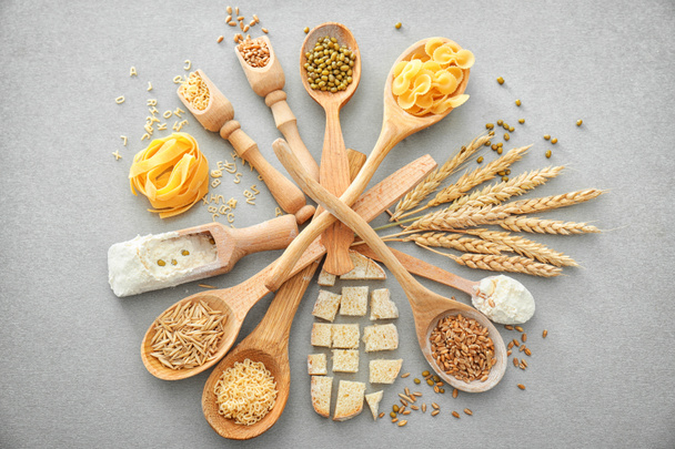 Склад з пшеничним борошном, зернами та макаронами на сірому фоні
 - Фото, зображення