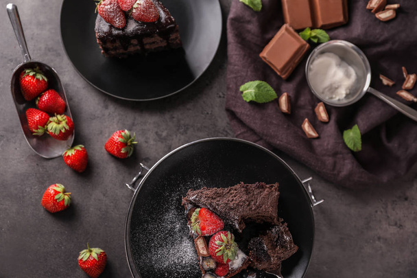 Lahodný čokoládový dort s ovocem na šedý stůl - Fotografie, Obrázek