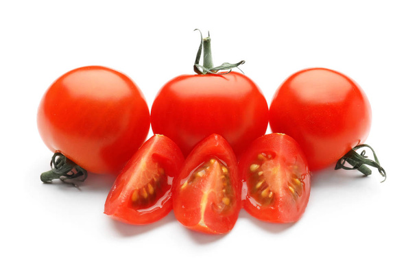 Čerstvé zralé rajčata na bílém pozadí - Fotografie, Obrázek