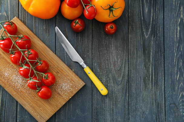 Erilaiset tuoreet tomaatit puupöydällä
 - Valokuva, kuva