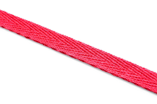 cinta roja sobre fondo blanco - Foto, imagen