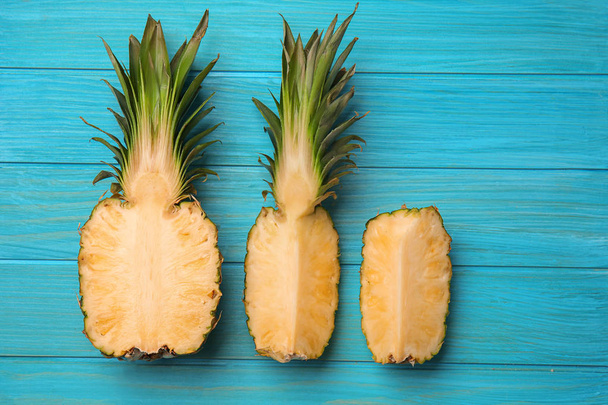 Ahşap arka plan üzerinde olgunlaşmış ananas kesme - Fotoğraf, Görsel
