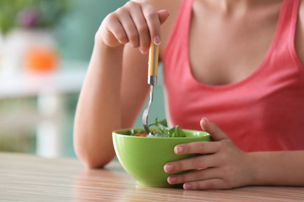 Młoda kobieta w domu jedzenie zdrowe Sałatka z warzywami - Zdjęcie, obraz