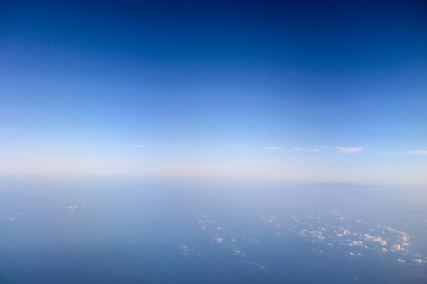  Luchtfoto van vliegtuig venster neerkijkt naar land  - Foto, afbeelding