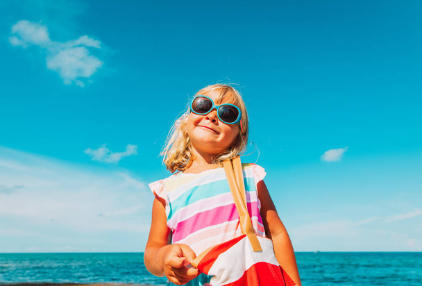 το χαριτωμένο μικρό κορίτσι με μεγάλη τσάντα παραλία - Φωτογραφία, εικόνα