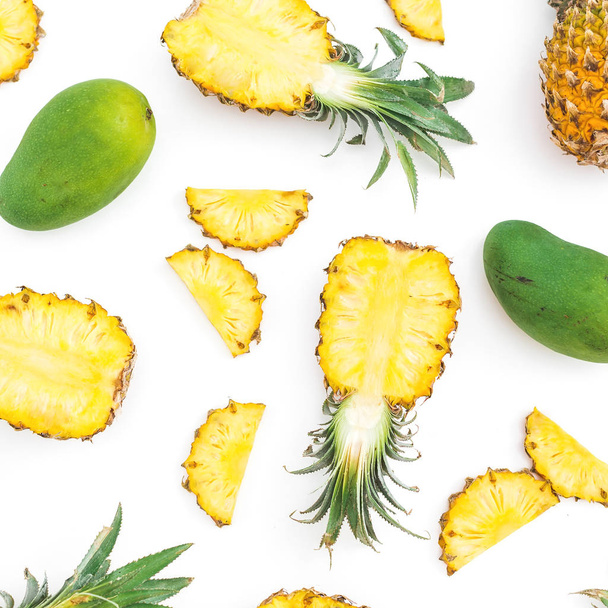 Padrão de frutas tropicais de abacaxi e manga em fundo branco. Deitado plano, vista superior. Conceito alimentar
. - Foto, Imagem