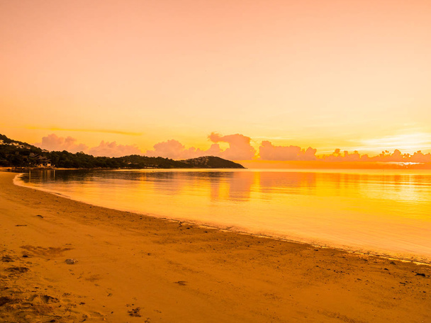 Belle plage tropicale mer et océan avec cocotier au lever du soleil pour les voyages et les vacances
 - Photo, image