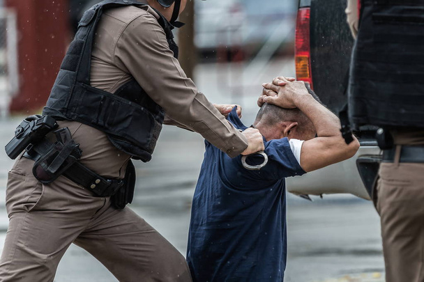Поліція заарештувала поліцейських сталевих наручників, Поліція заарештувала злочинця
. - Фото, зображення