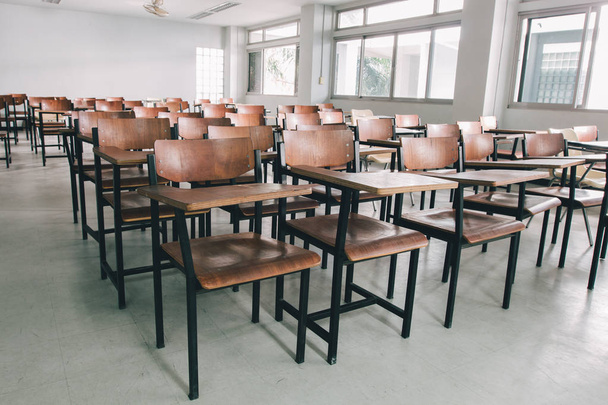 Old scattered chairs in the classroom. - Foto, imagen