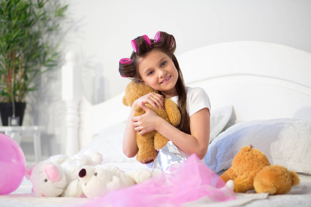 Girl in her bed with soft toy. - Foto, imagen