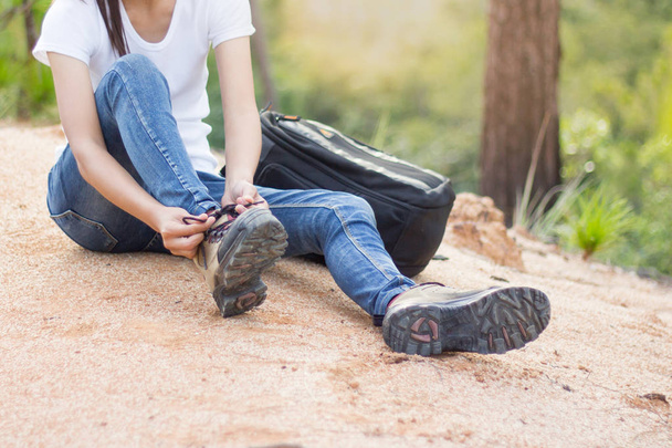 vrouw koppelverkoop schoenkant, close-up van vrouwelijke toerist zich klaar voor wandelen, Hiking schoenen .  - Foto, afbeelding