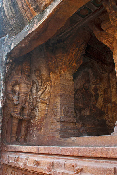 Cueva 3: Vista de la veranda, desde el exterior. Cuevas de Badami, Karnataka, India. Figuras vistas de izquierda a derecha - Harihara, y vista parcial de Vishnu sentado en la serpiente hooled Shesha
. - Foto, imagen