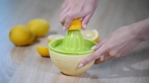 レモン果汁を絞る - 映像、動画