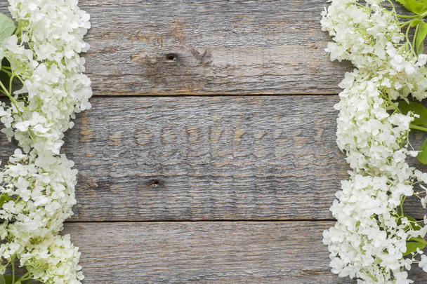 Flor de hortensia blanca sobre fondo de madera. Concepto de verano. Plano, vista superior, espacio para copiar
 - Foto, imagen
