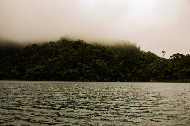 Dos lagos de montaña idénticos que están en la cima de las montañas en la isla de Negros. Niebla
. - Foto, imagen
