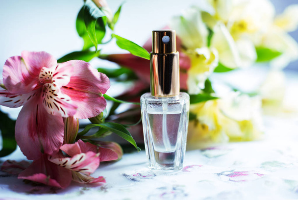 kleine parfum met bloemen  - Foto, afbeelding