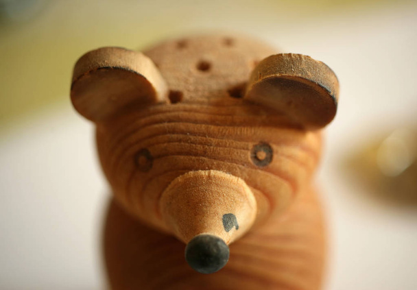 Solniczką w postaci drewnianych niedźwiedzia. Ładna i przydatna jak również. - Zdjęcie, obraz