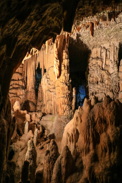 Stalaktiitit ja stalagmiitit Postojnan luolassa (Postojna Jama), Slovenia
 - Valokuva, kuva