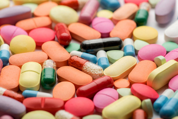 Тема аптеки. Разноцветные изолированные таблетки и капсулы
. - Фото, изображение