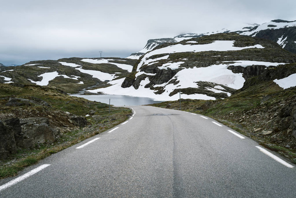 Camino de montaña en Noruega va desde Aurlandsvangen a Laerdalsoyri
 - Foto, imagen