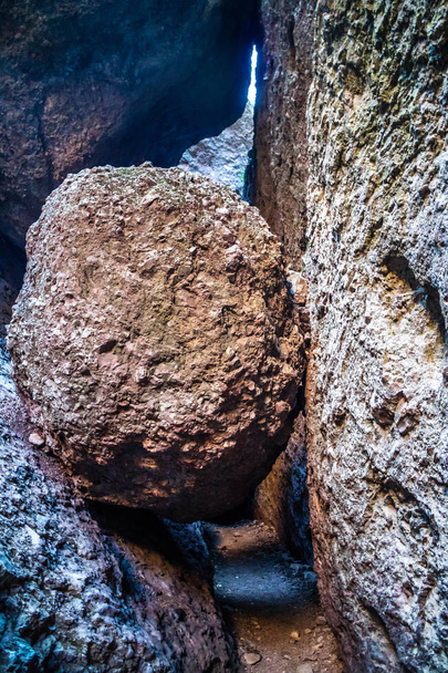 Ingresso alla grotta Balconi a Pinnacles National Park, California
 - Foto, immagini