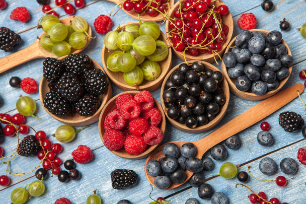 Varias bayas frescas de verano. Vista superior. Bayas mezclan fruta color alimentos postre Berries.Antioxidantes, dieta de desintoxicación, frutas orgánicas
. - Foto, Imagen