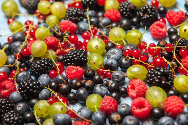 Çeşitli taze yaz meyveleri. Üstten görünüm. Çilek meyve renk gıda dessertberries karıştırın. Antioksidan, detoks diyet, organik meyve. - Fotoğraf, Görsel