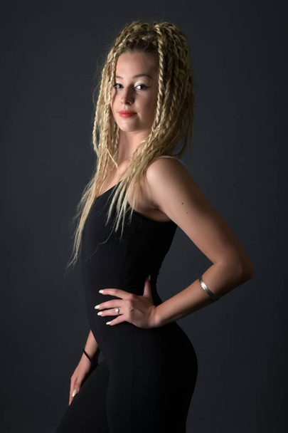 Blondi nuori nainen tanssii dancehall
 - Valokuva, kuva
