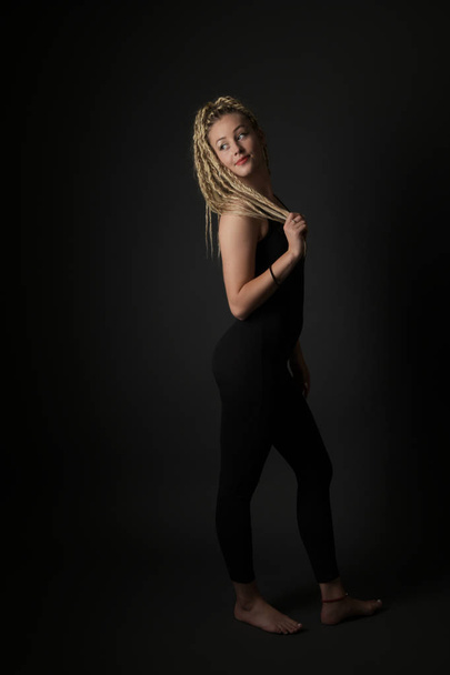 Blonde young woman dancing dancehall - Foto, imagen